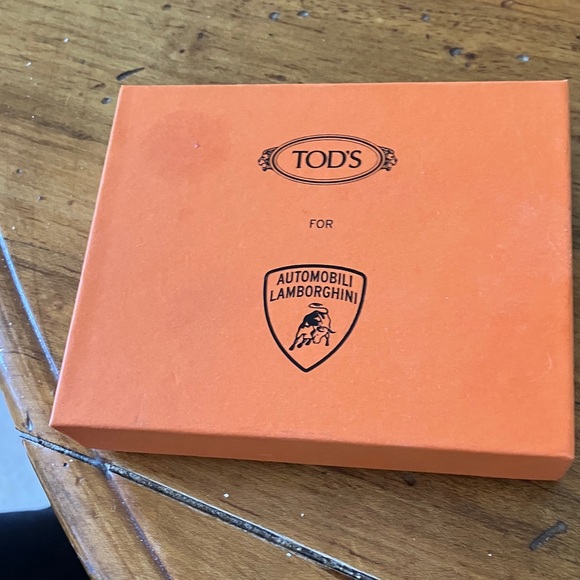 Vibrant Yellow Leather Card Wallet. Unisex ,
gift worthy and original packaging - Picture 5 of 5